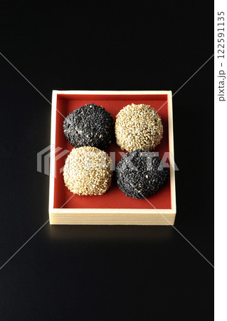 白と黒の胡麻団子を黒背景で撮影 白と黒の胡麻団子を黒背景で撮影 122591135