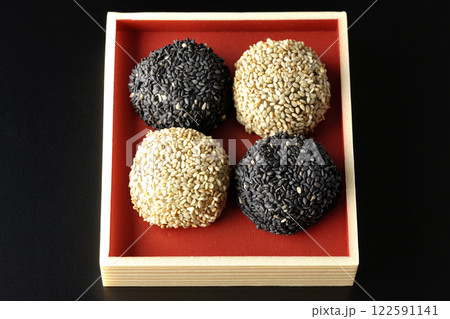 白と黒の胡麻団子を黒背景で撮影 白と黒の胡麻団子を黒背景で撮影 122591141