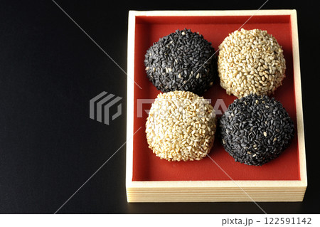 白と黒の胡麻団子を黒背景で撮影 122591142