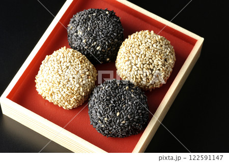 白と黒の胡麻団子を黒背景で撮影 122591147