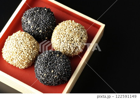 白と黒の胡麻団子を黒背景で撮影 白と黒の胡麻団子を黒背景で撮影 122591149