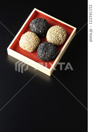 白と黒の胡麻団子を黒背景で撮影 白と黒の胡麻団子を黒背景で撮影 122591152