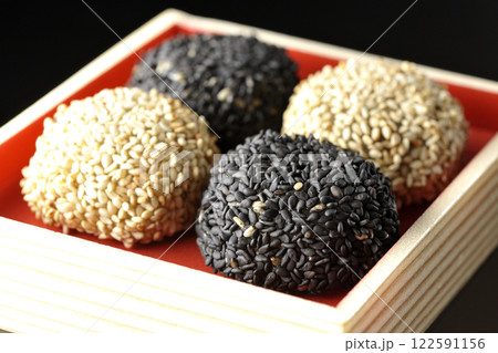 白と黒の胡麻団子を黒背景で撮影 白と黒の胡麻団子を黒背景で撮影 122591156