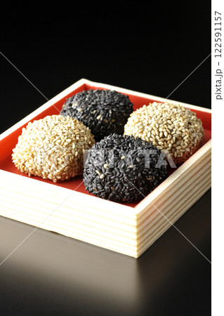 白と黒の胡麻団子を黒背景で撮影 白と黒の胡麻団子を黒背景で撮影 122591157