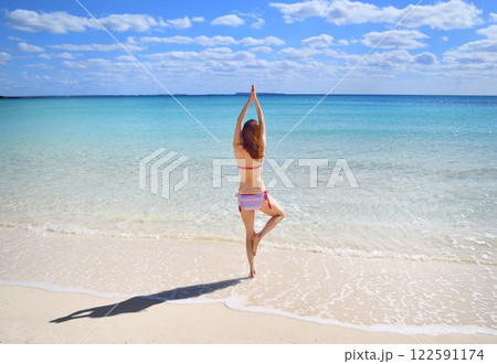 海辺で遊ぶ女性 122591174