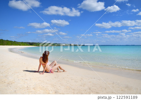 海辺で遊ぶ女性 122591189