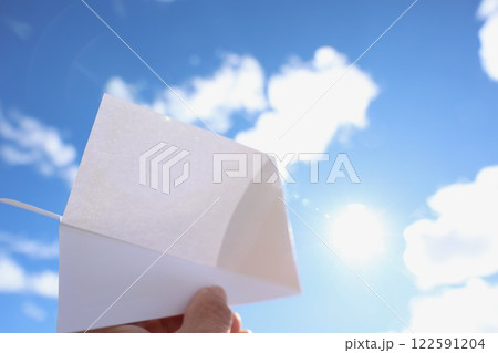 飛べ紙飛行機 122591204
