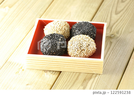 白と黒の胡麻団子 白と黒の胡麻団子 122591238
