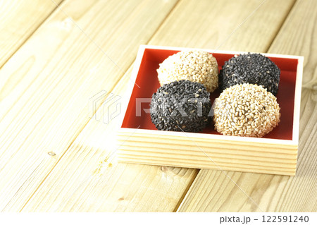 白と黒の胡麻団子 白と黒の胡麻団子 122591240
