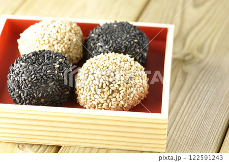 白と黒の胡麻団子 白と黒の胡麻団子 122591243