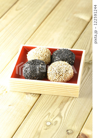 白と黒の胡麻団子 白と黒の胡麻団子 122591244