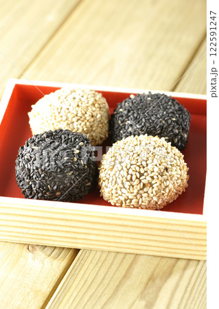 白と黒の胡麻団子 白と黒の胡麻団子 122591247