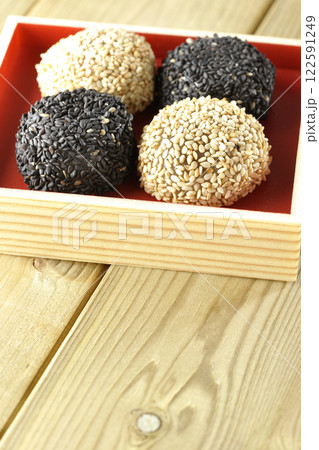 白と黒の胡麻団子 白と黒の胡麻団子 122591249