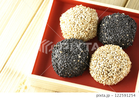 白と黒の胡麻団子 122591254