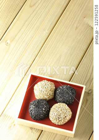 白と黒の胡麻団子 122591258