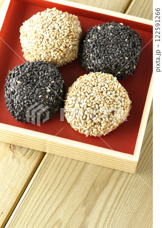 白と黒の胡麻団子 122591266