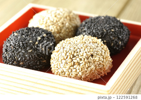 白と黒の胡麻団子 白と黒の胡麻団子 122591268