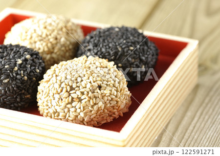 白と黒の胡麻団子 122591271