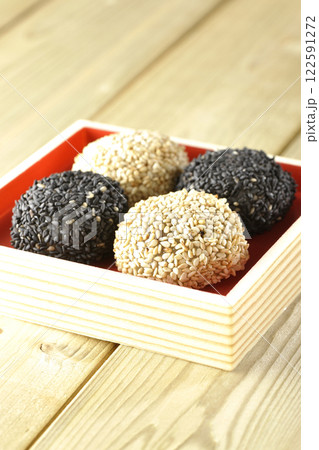 白と黒の胡麻団子 白と黒の胡麻団子 122591272