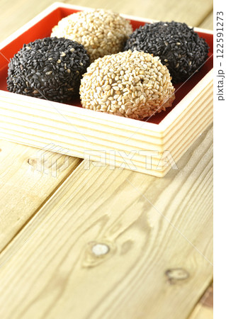 白と黒の胡麻団子 白と黒の胡麻団子 122591273