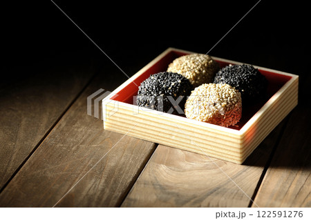 白と黒の胡麻団子 白と黒の胡麻団子 122591276