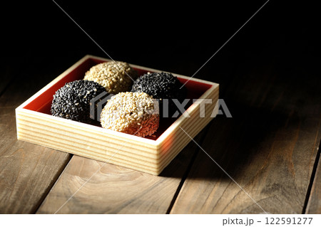 白と黒の胡麻団子 白と黒の胡麻団子 122591277