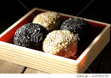 白と黒の胡麻団子 122591278