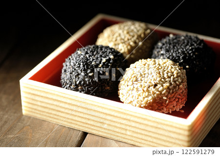 白と黒の胡麻団子 122591279