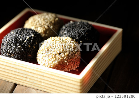 白と黒の胡麻団子 122591280