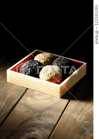 白と黒の胡麻団子 122591281