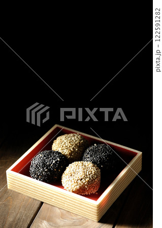 白と黒の胡麻団子 白と黒の胡麻団子 122591282