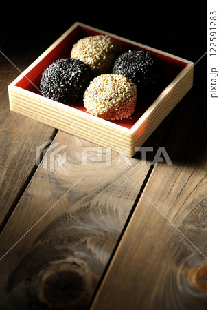 白と黒の胡麻団子 122591283