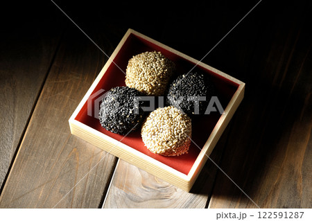 白と黒の胡麻団子 122591287