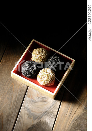白と黒の胡麻団子 白と黒の胡麻団子 122591290