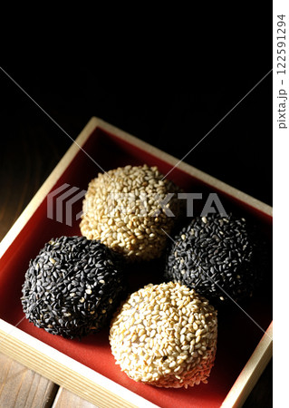 白と黒の胡麻団子 122591294