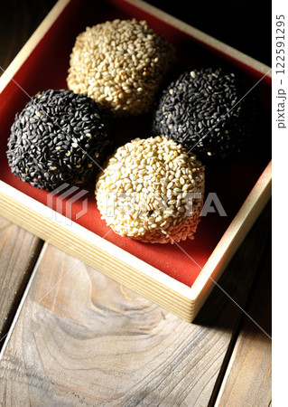白と黒の胡麻団子 白と黒の胡麻団子 122591295