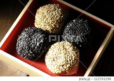 白と黒の胡麻団子 白と黒の胡麻団子 122591296