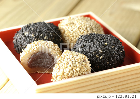白と黒の胡麻団子 白と黒の胡麻団子 122591321