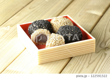 白と黒の胡麻団子 122591322