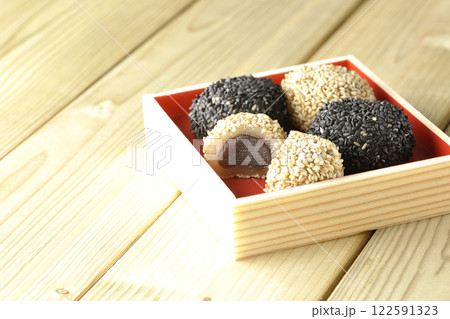 白と黒の胡麻団子 122591323