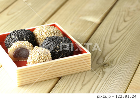 白と黒の胡麻団子 122591324