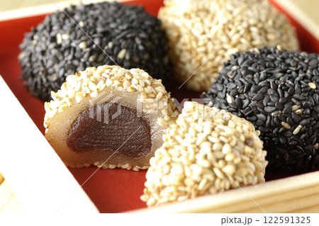 白と黒の胡麻団子 122591325