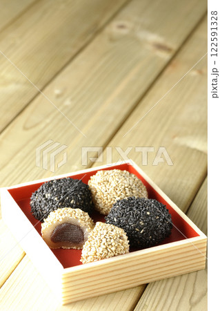 白と黒の胡麻団子 白と黒の胡麻団子 122591328