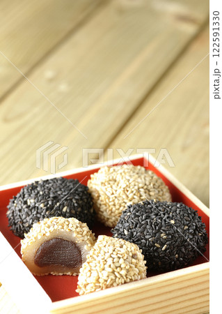 白と黒の胡麻団子 白と黒の胡麻団子 122591330