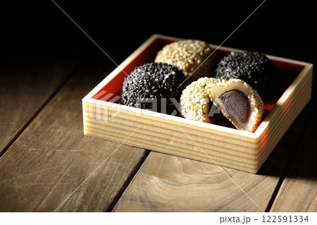 白と黒の胡麻団子 122591334