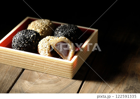 白と黒の胡麻団子 122591335