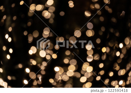 黒背景にゴールドの玉ボケ 122591418