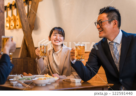 居酒屋・飲み屋で談笑する男女のサラリーマン 居酒屋・飲み屋で談笑する男女のサラリーマン 122591440