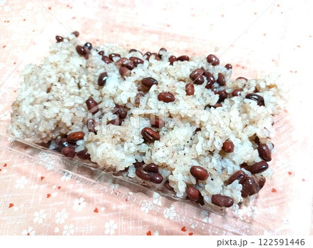 使い捨てパックに詰めた手作りのお赤飯 122591446