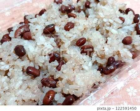 使い捨てパックに詰めた手作りのお赤飯 122591450